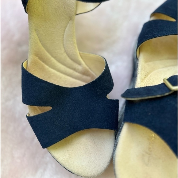 Clarks Akilah Eden Navy Blue Size 8.5 Wedge Shoes Striped Suede Sandals NEW - Picture 8 of 13